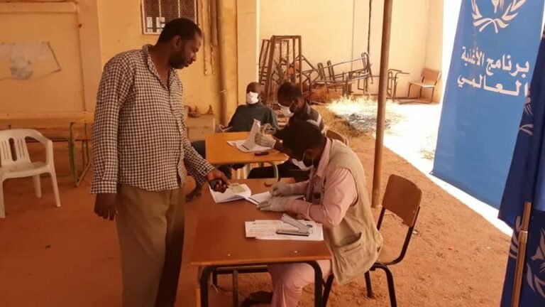 The relief team of Sheikh Taher Al-Zawi Charitable Foundation distributes food aid